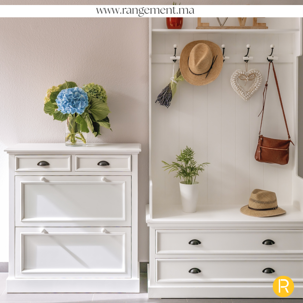 meuble à chaussures blanc style classique, banc d'entrée avec patères, bouquet d'hortensia, décoration entrée harmonieuse, organisation entrée marocaine, rangement.ma
