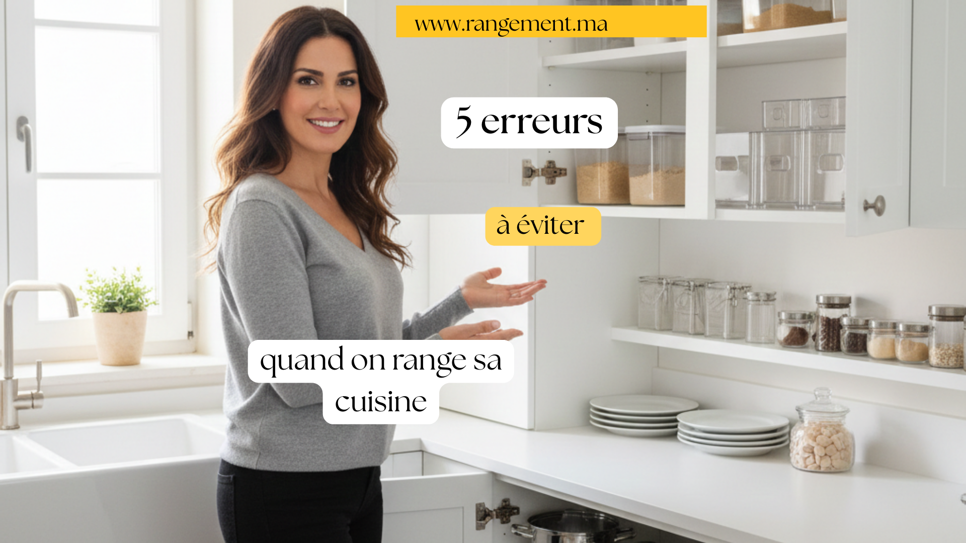 Coach en rangement professionnel dans une cuisine marocaine parfaitement organisée avec des bocaux en verre étiquetés et des placards optimisés.