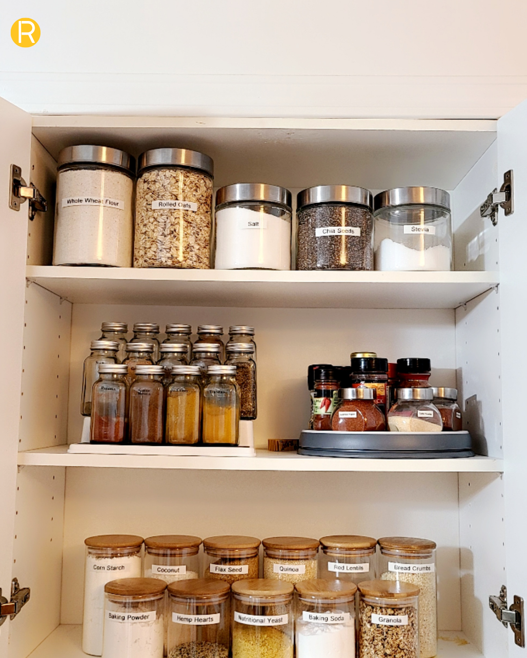 Idées pour ranger ces épices dans un placard bien rangé avec des bocaux bien allignés plein d'épices et des condiments