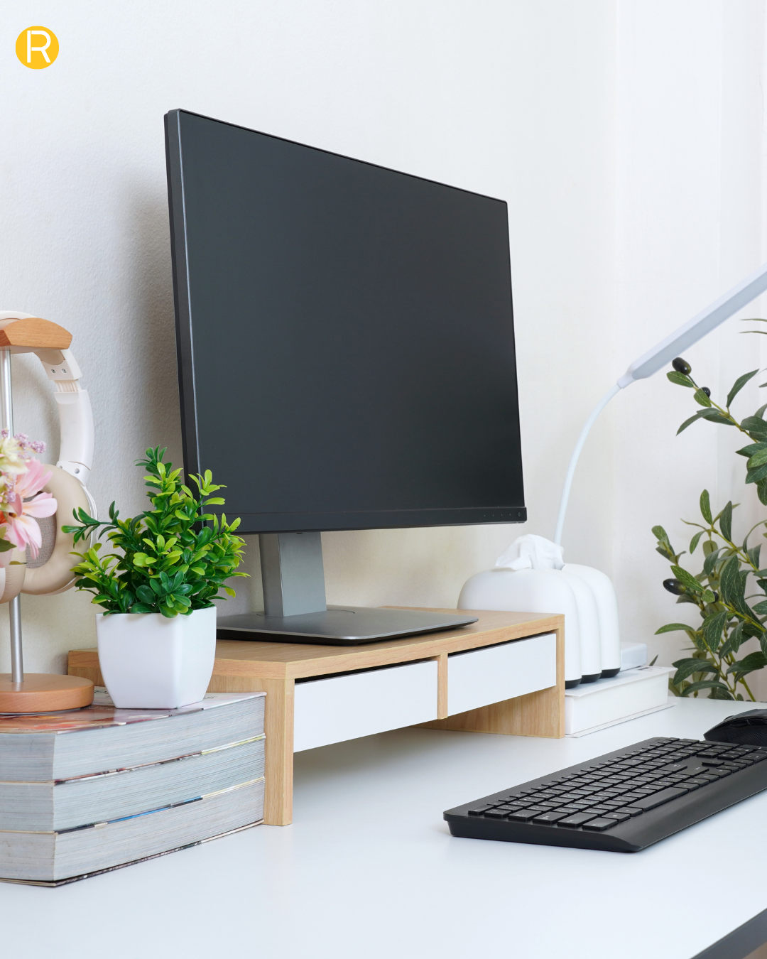 bureau blanc très moderne, bien ranger, avec un ordinateur sur le bureau et des plantes vertes
