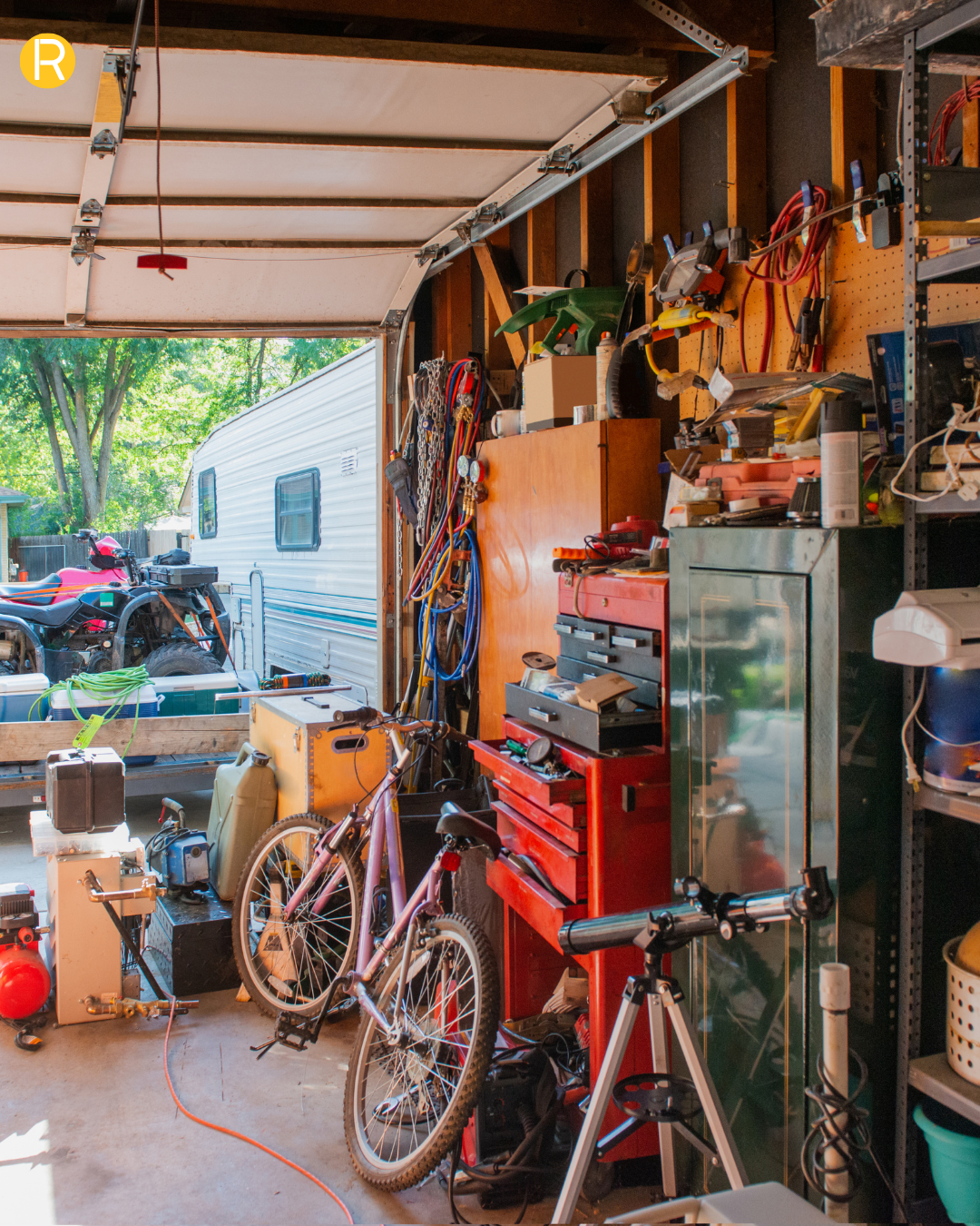 Garage ou est entroposé des vélos, des boites a outils en désorde avec une ambiance de chaos