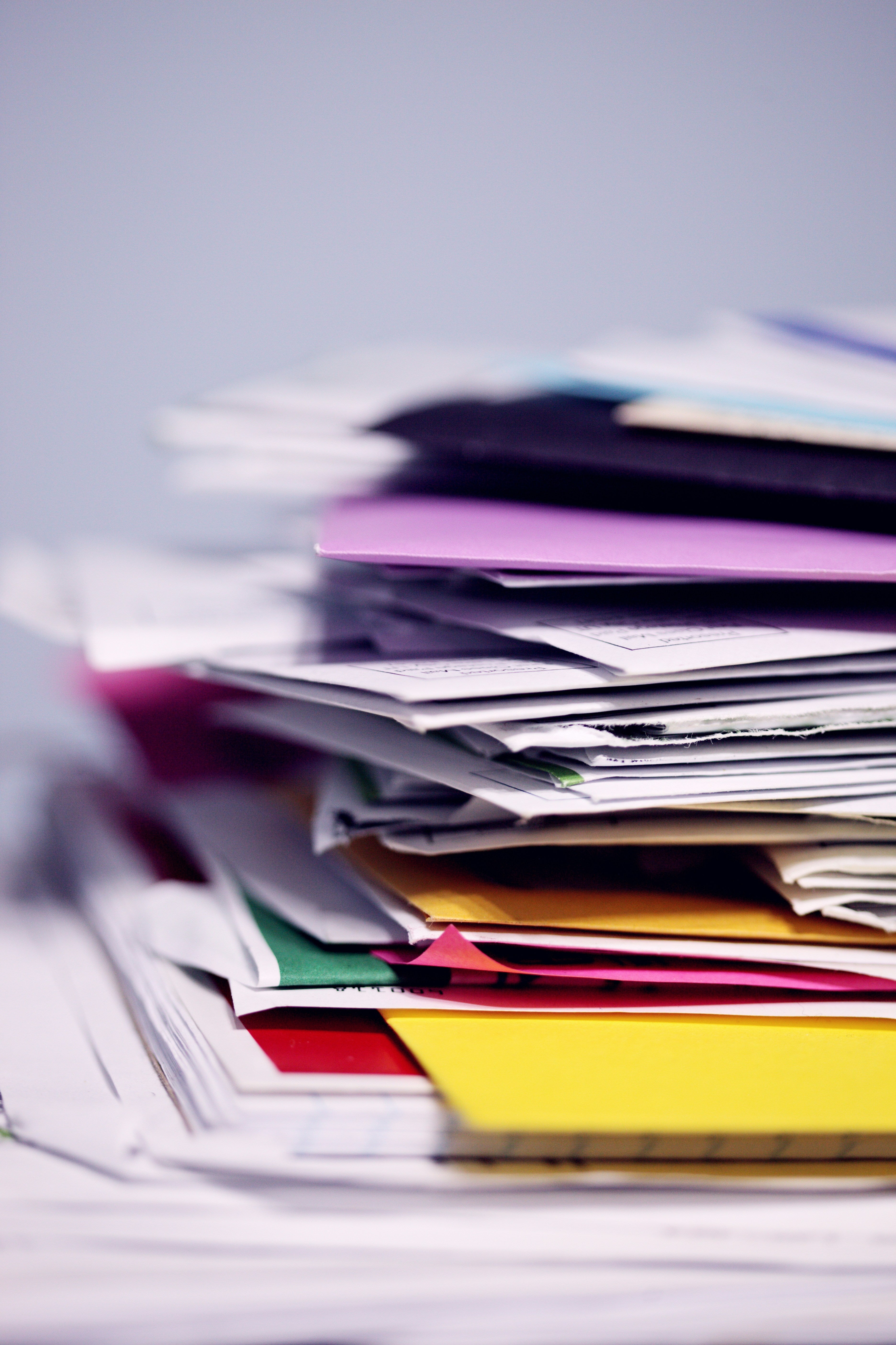 Pile de papier et d'enveloppe accumulé représentant le chaos